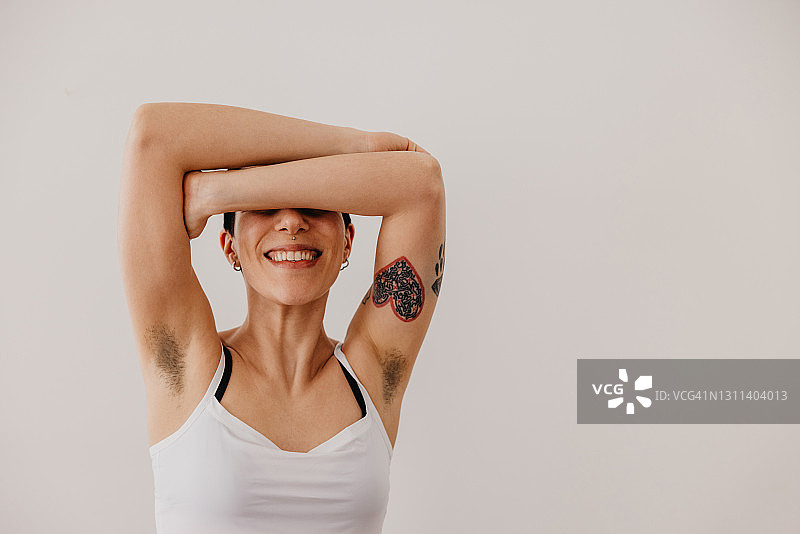 展示腋毛的年轻女子肖像图片素材