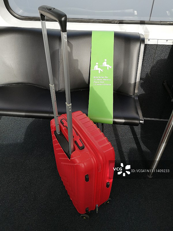 巴士椅子旁的红色手推车图片素材