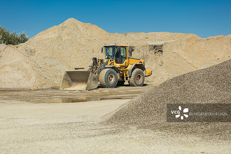 露天矿场的挖掘机图片素材