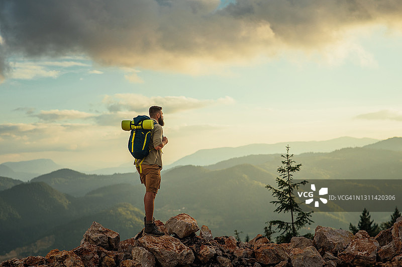 拥抱你的独行之旅图片素材