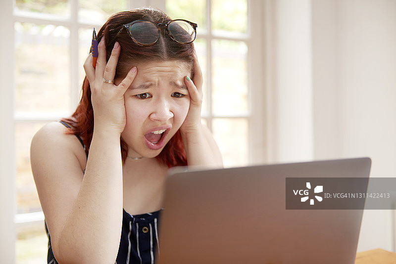 双手抱头的学生图片素材