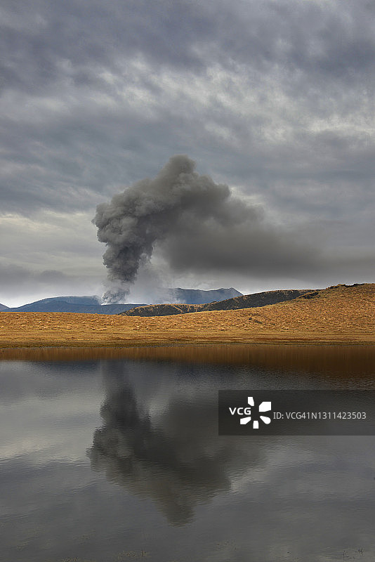 阿苏火山群中的中岳火山图片素材