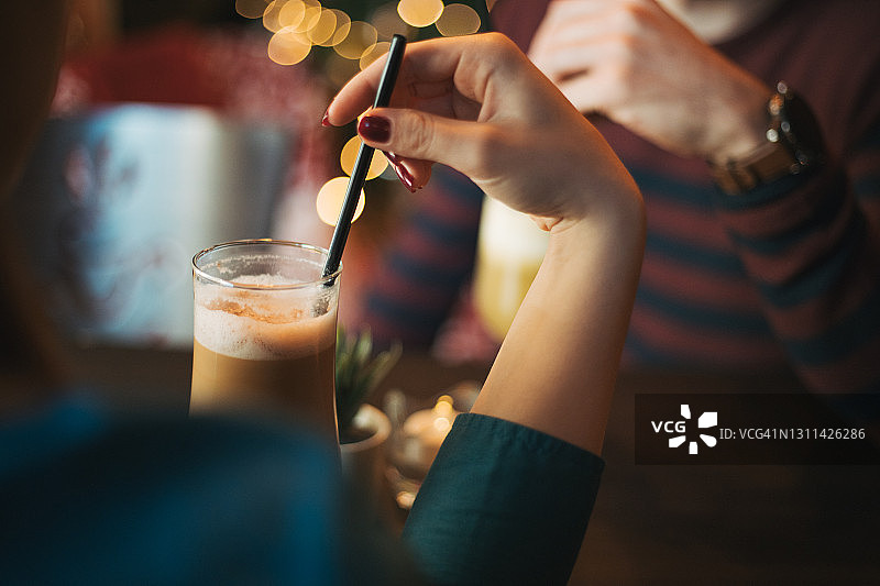 在咖啡馆里的年轻情侣图片素材