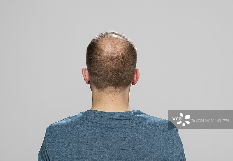 站在灰色背景前的男人图片素材