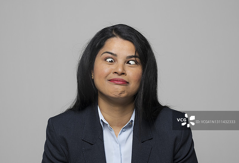 年轻的斜视女商人肖像图片素材