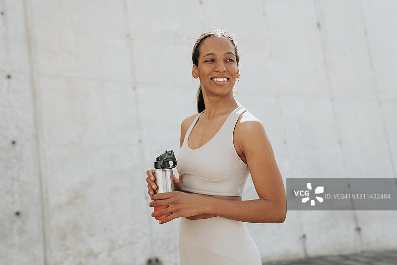 情侣锻炼后喝水休息图片素材