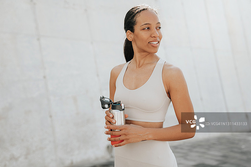 情侣锻炼后喝水休息图片素材