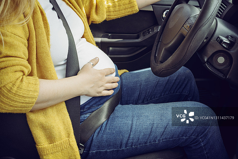 孕妇在车内系安全带图片素材