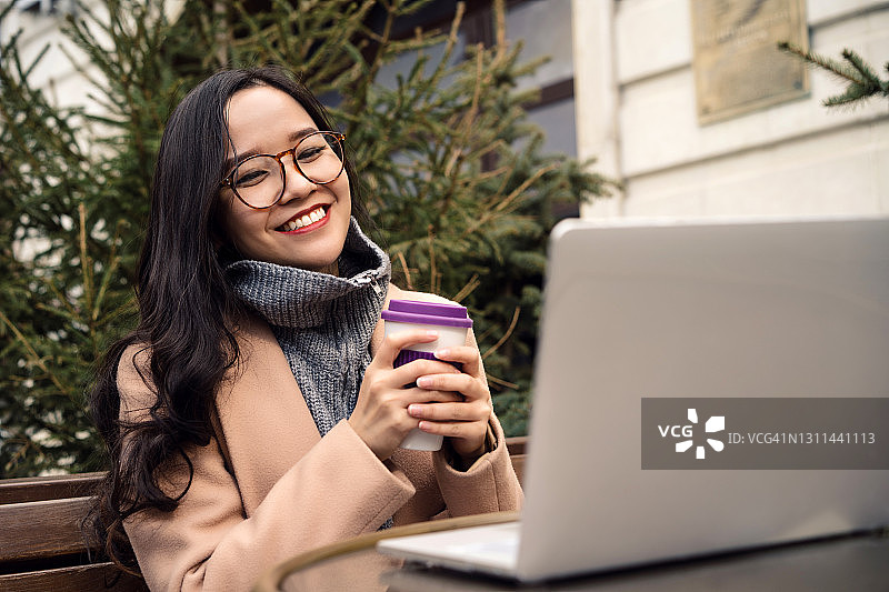 年轻的亚洲女人图片素材