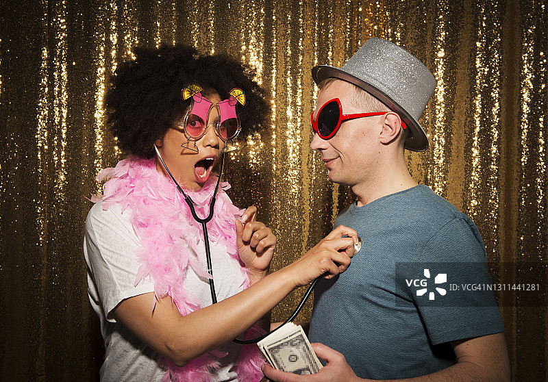 朋友们用道具享受派对图片素材