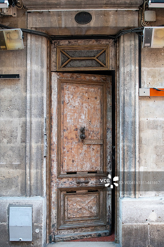 石墙上微开的旧木门图片素材