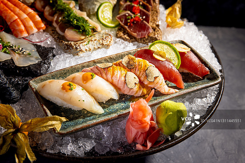 盛满冰块的盘中寿司特写图片素材