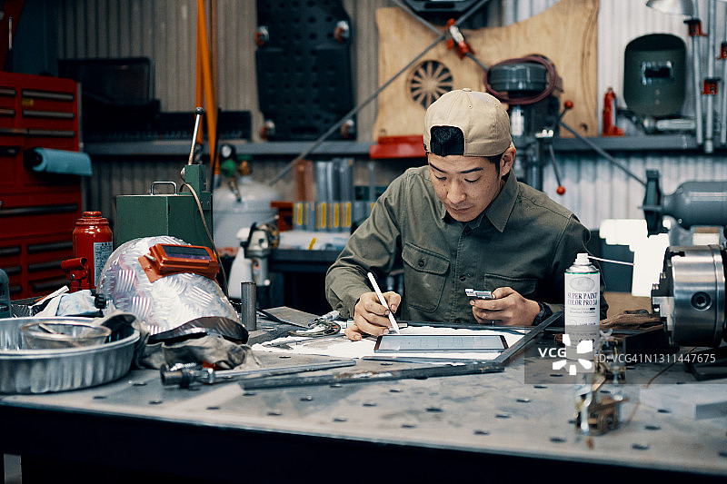 中年男子在制造过程中使用平板电脑图片素材