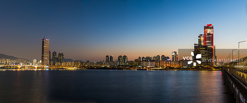 韩国首尔汝矣岛的夜景全景图片素材