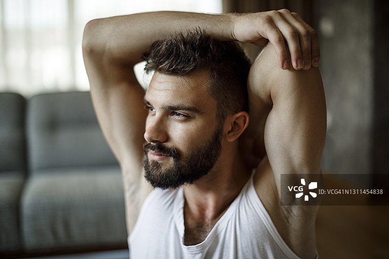 在家锻炼的健壮年轻男子图片素材