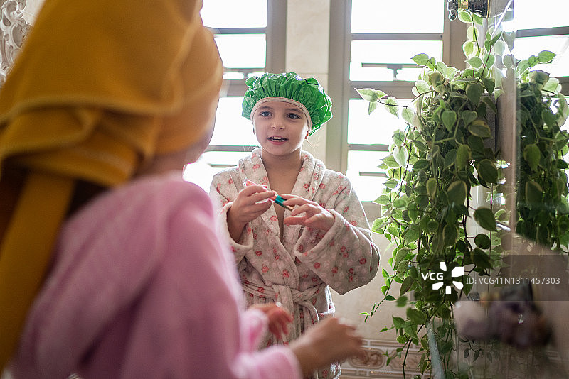 姐妹在浴室里涂口红图片素材