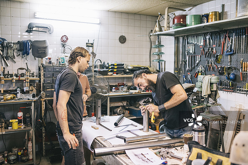 工作中的年轻金属工人图片素材