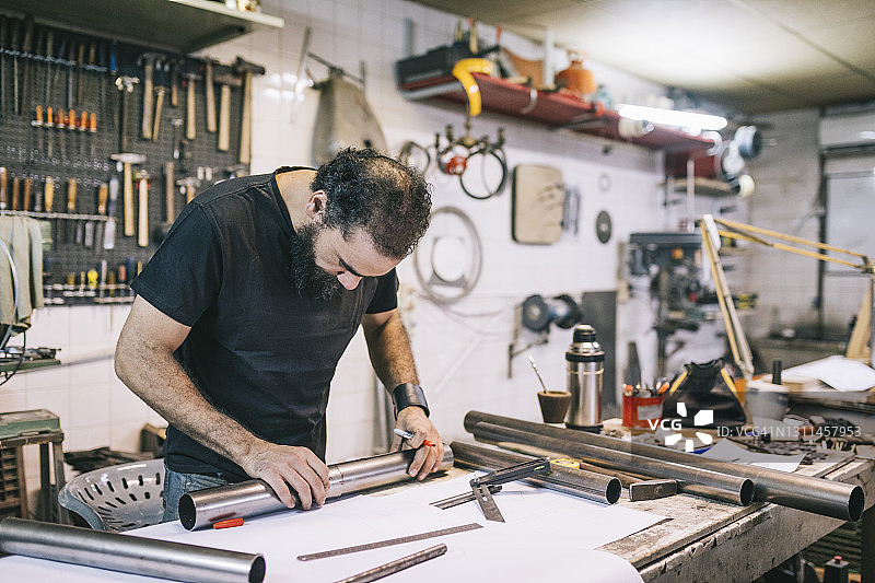 年轻的金属工人图片素材