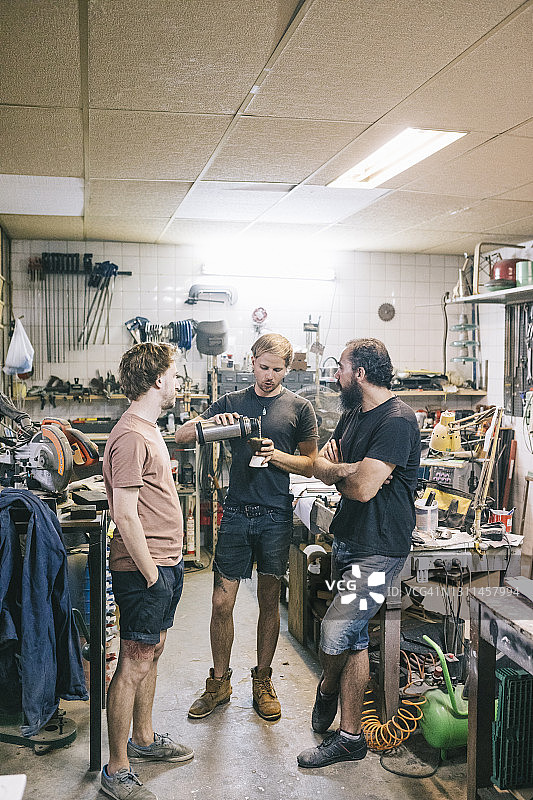 工人在工作场所休息图片素材