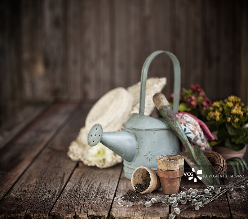 木质背景上的花园工具图片素材