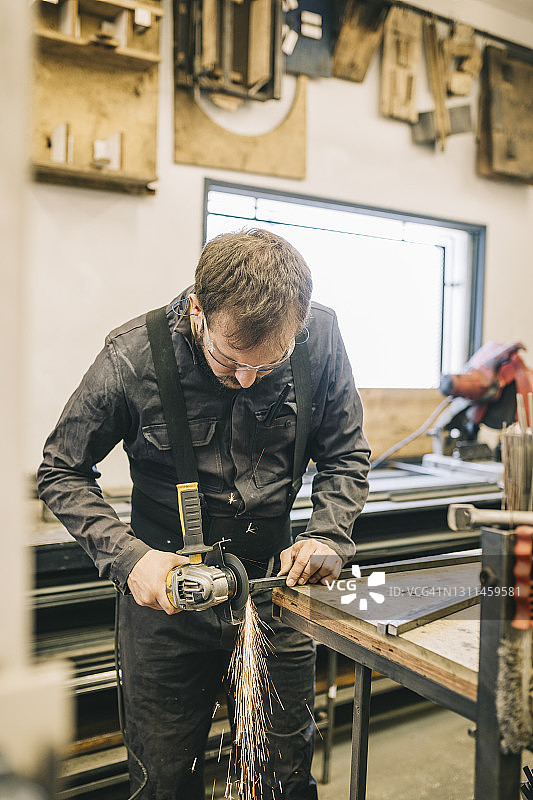 男人切割金属图片素材