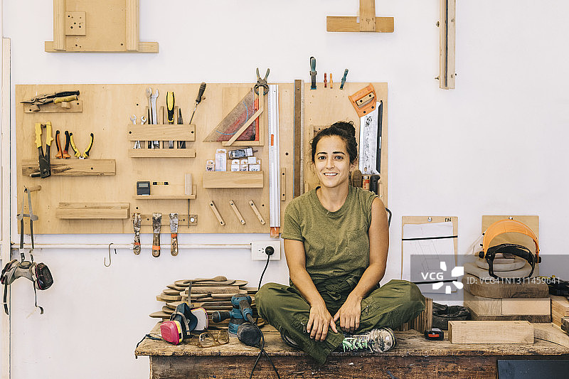 坐在工作台上的快乐工人图片素材