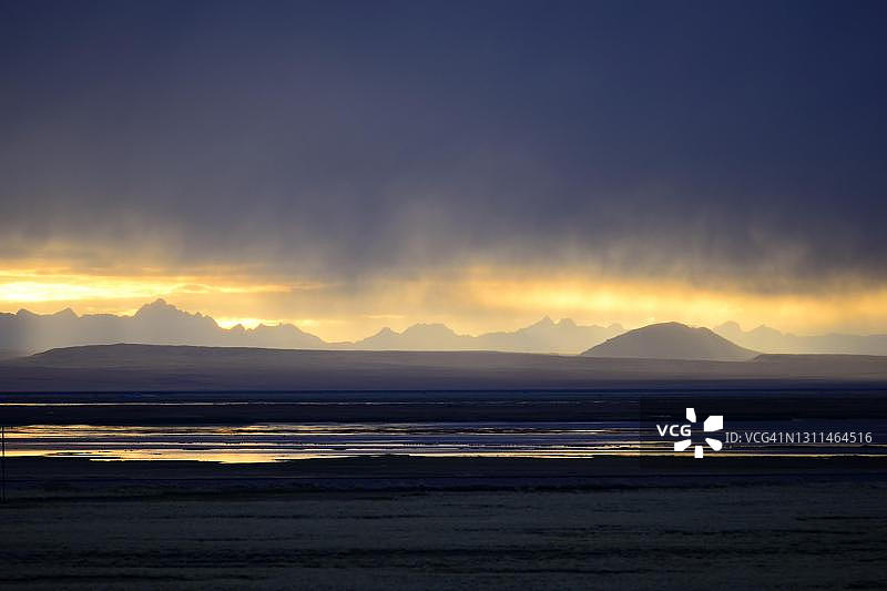 秘鲁胡宁省科迪勒拉山脉中部日落雷雨图片素材