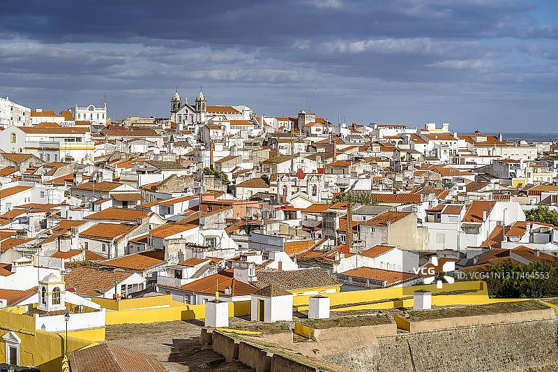 葡萄牙阿连特茹埃尔瓦斯镇的防御墙后的粉刷建筑图片素材