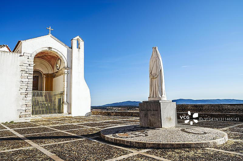 圣伊莎贝拉女王纪念碑，毗邻葡萄牙埃武拉埃斯特雷莫斯的圣玛丽教堂图片素材