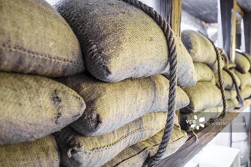 装在麻布袋中用绳子运输的咖啡豆，葡萄牙图片素材