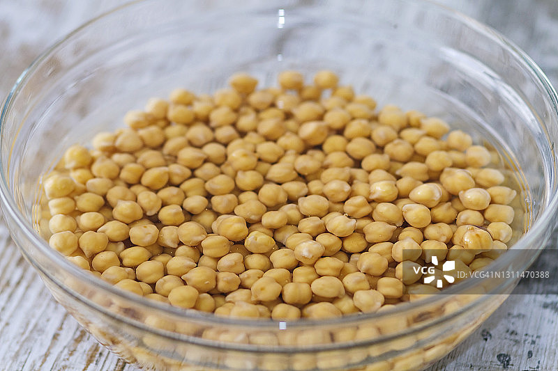 碗中浸泡的鹰嘴豆图片素材