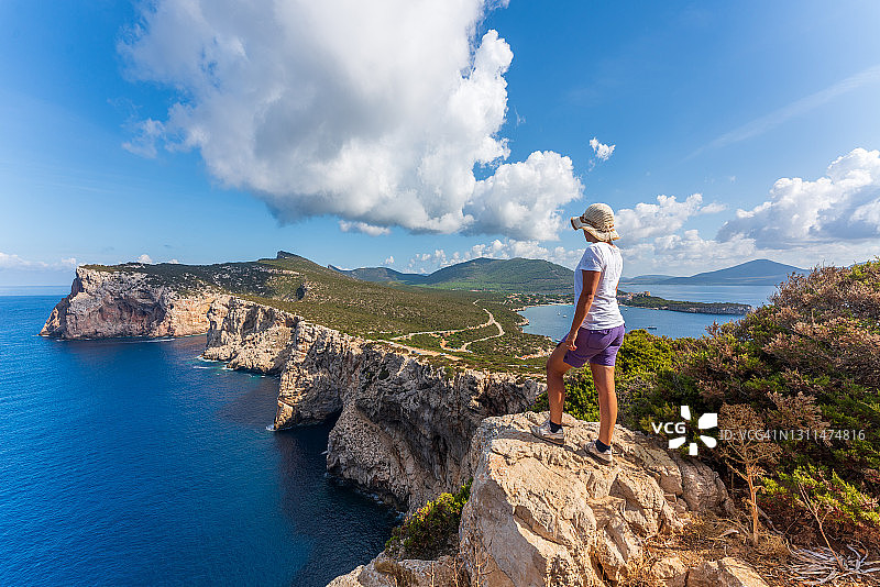 卡波卡恰：徒步旅行者在洞穴中欣赏风景图片素材