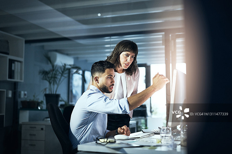 我的同事讲解问题非常清晰图片素材