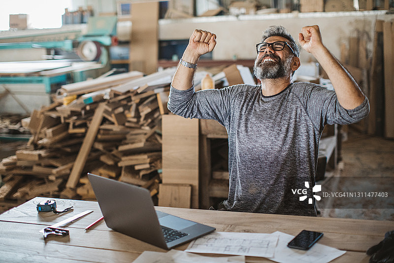 木匠在木材车间图片素材