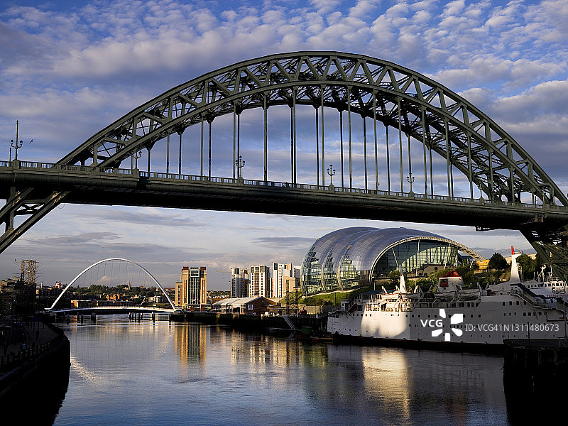 英国纽卡斯尔泰恩桥和盖茨黑德鼠尾草大厦图片素材