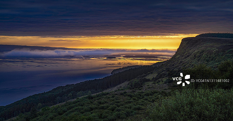 恩尼斯基林下埃恩湖的秋日日出，北爱尔兰弗马纳郡图片素材