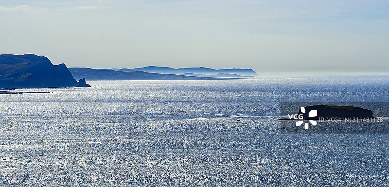前景为格拉谢迪岛，地平线上为霍恩角的北多内加尔，爱尔兰多内加尔郡伊尼什奥文图片素材