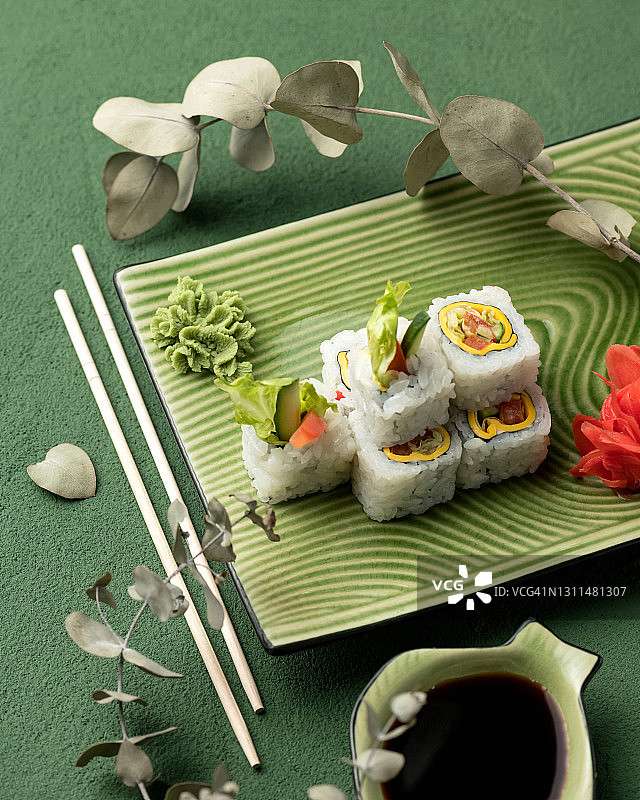 寿司卷。什锦蔬菜寿司。亚洲或日本料理，东方美食。俯视图片素材