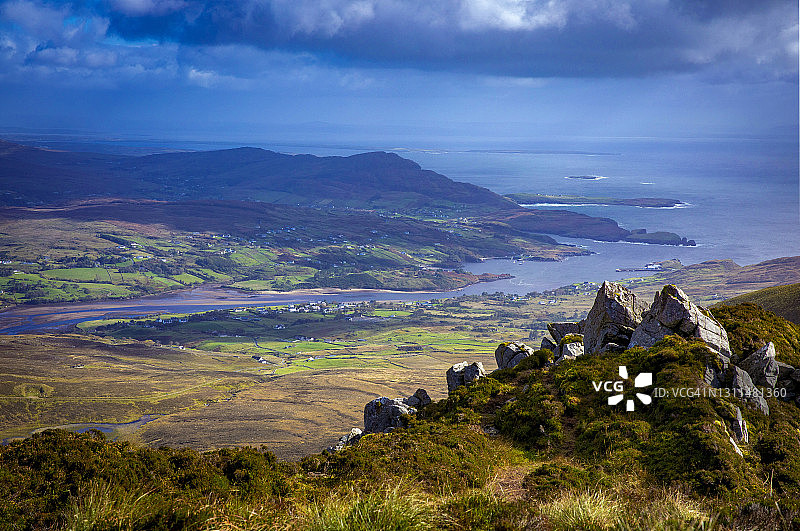 爱尔兰多尼戈尔郡斯利弗联盟山顶雨云中的景色，眺望提林和卡里克图片素材