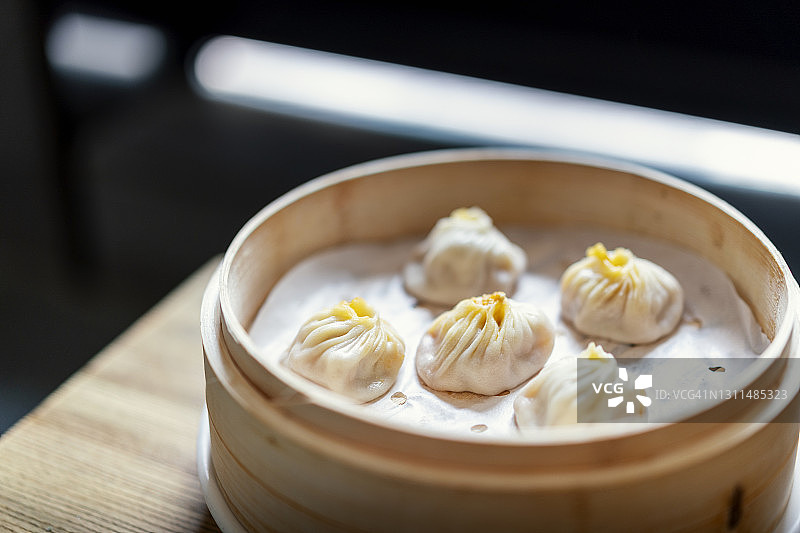 木桌上的小笼包特写图片素材