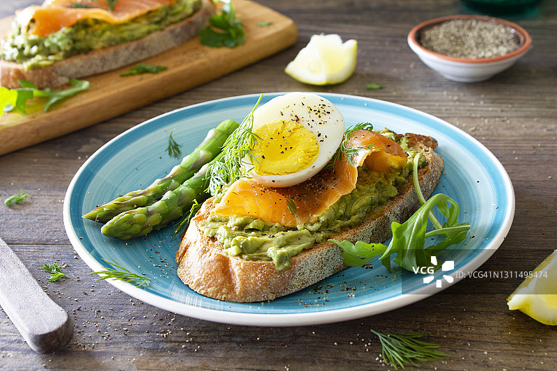 牛油果熏鲑鱼鸡蛋吐司图片素材