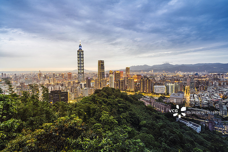 象山日落时分的台北天际线图片素材