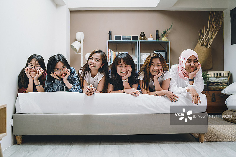 一群女性朋友在家中一起玩乐图片素材