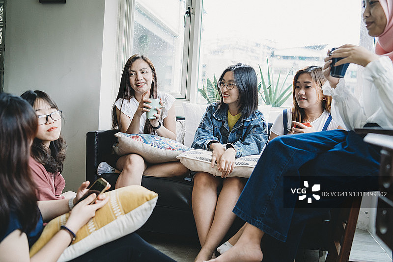 朋友们在家聊天喝咖啡图片素材