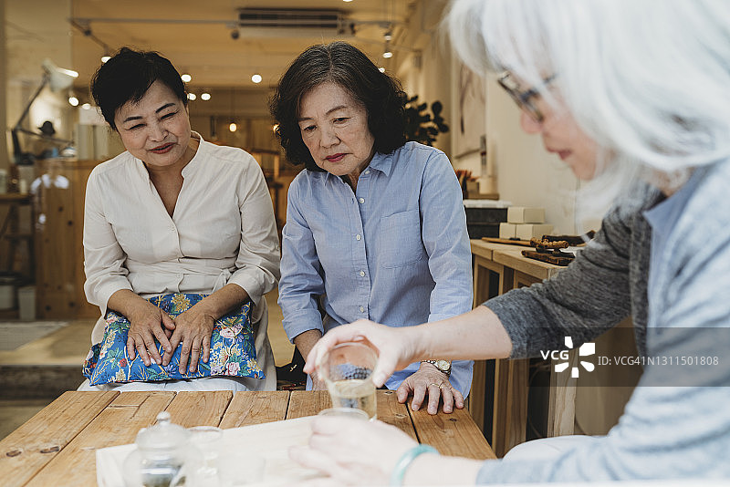 三位中年妇女一起喝茶图片素材