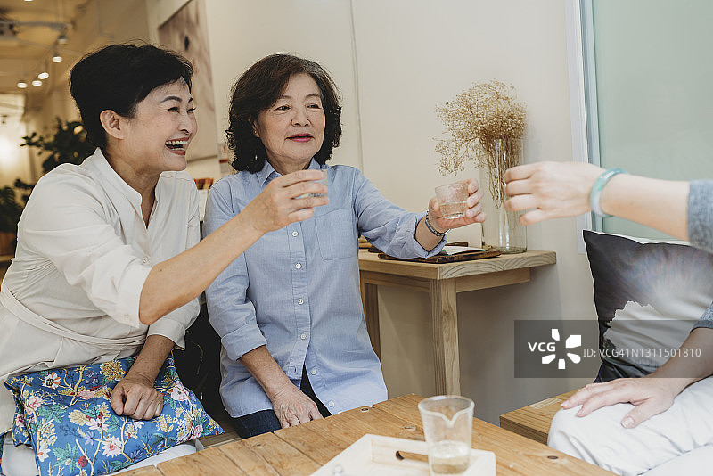 三位中年妇女一起喝茶图片素材