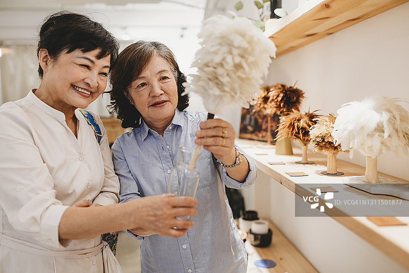 一起购物的两位中年妇女图片素材