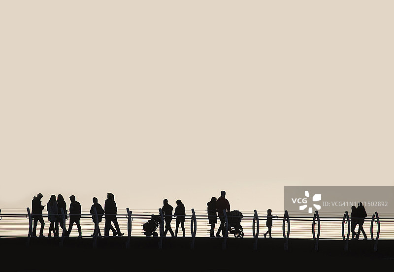 行人走在人行横道上的合成图像图片素材