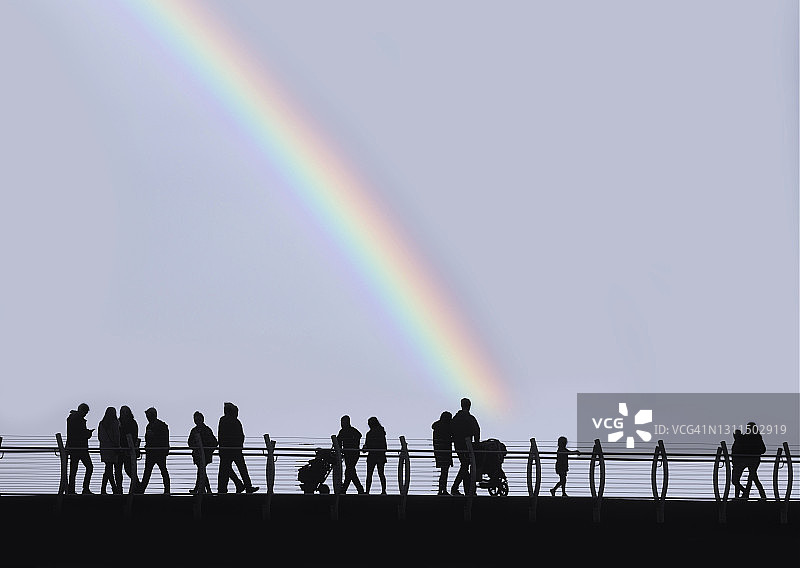 行人走在人行横道上的合成图像图片素材