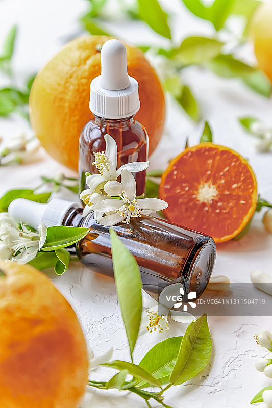 维生素C精华液、滴管和橙子果实图片素材